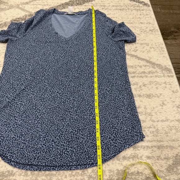 Athleta Blue Cheeta Print Breezy Scoop V-neck Tee - Picture 9 of 9